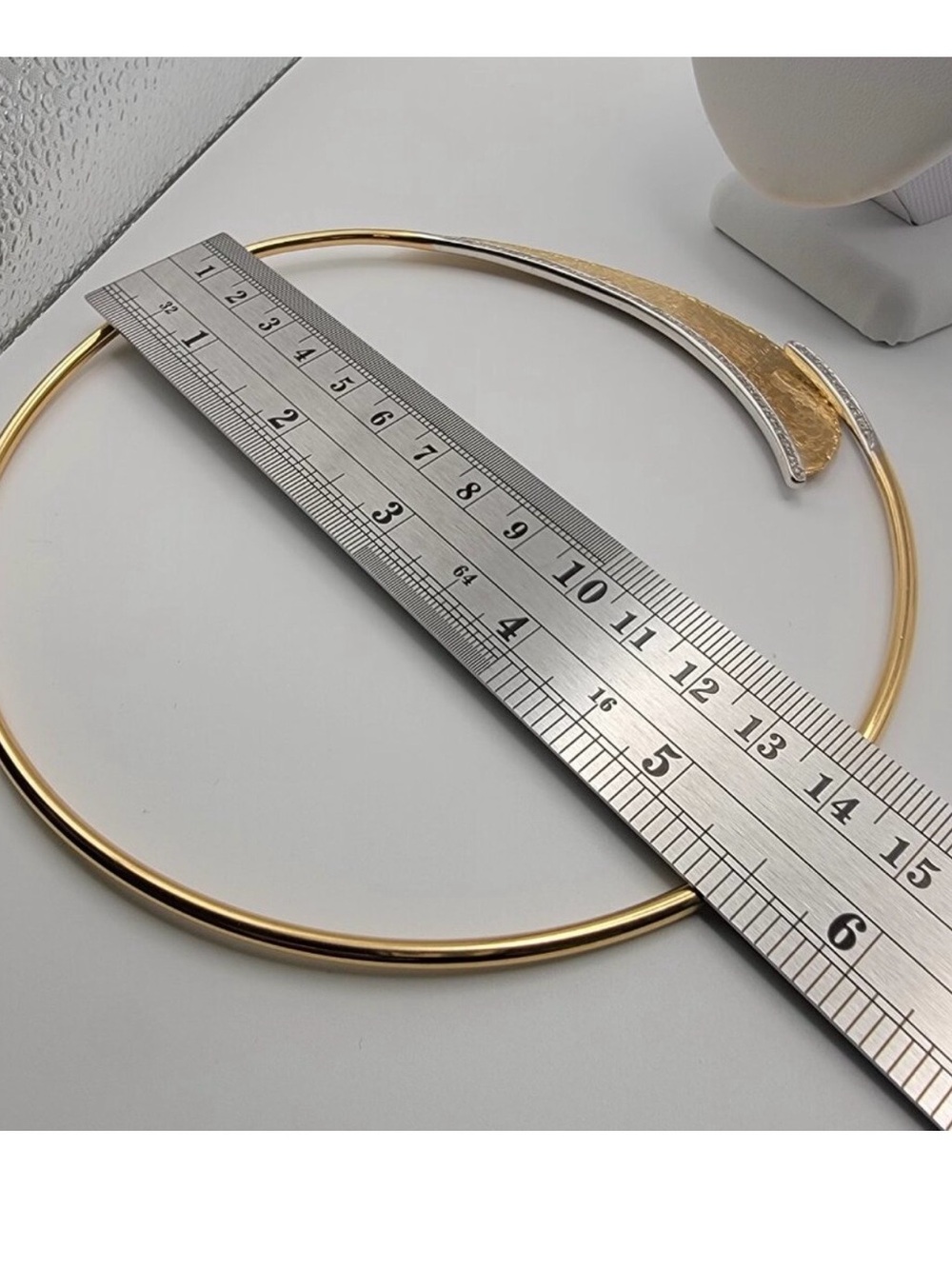 18k Gold Textured Crescent Collar Necklace with 0.20ct Diamonds - Picture 10 of 11